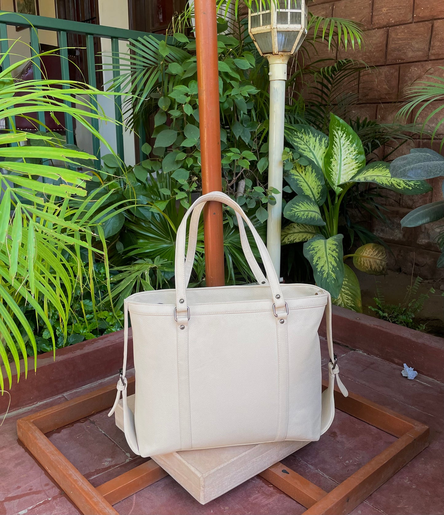 Toting Tote (Off White)