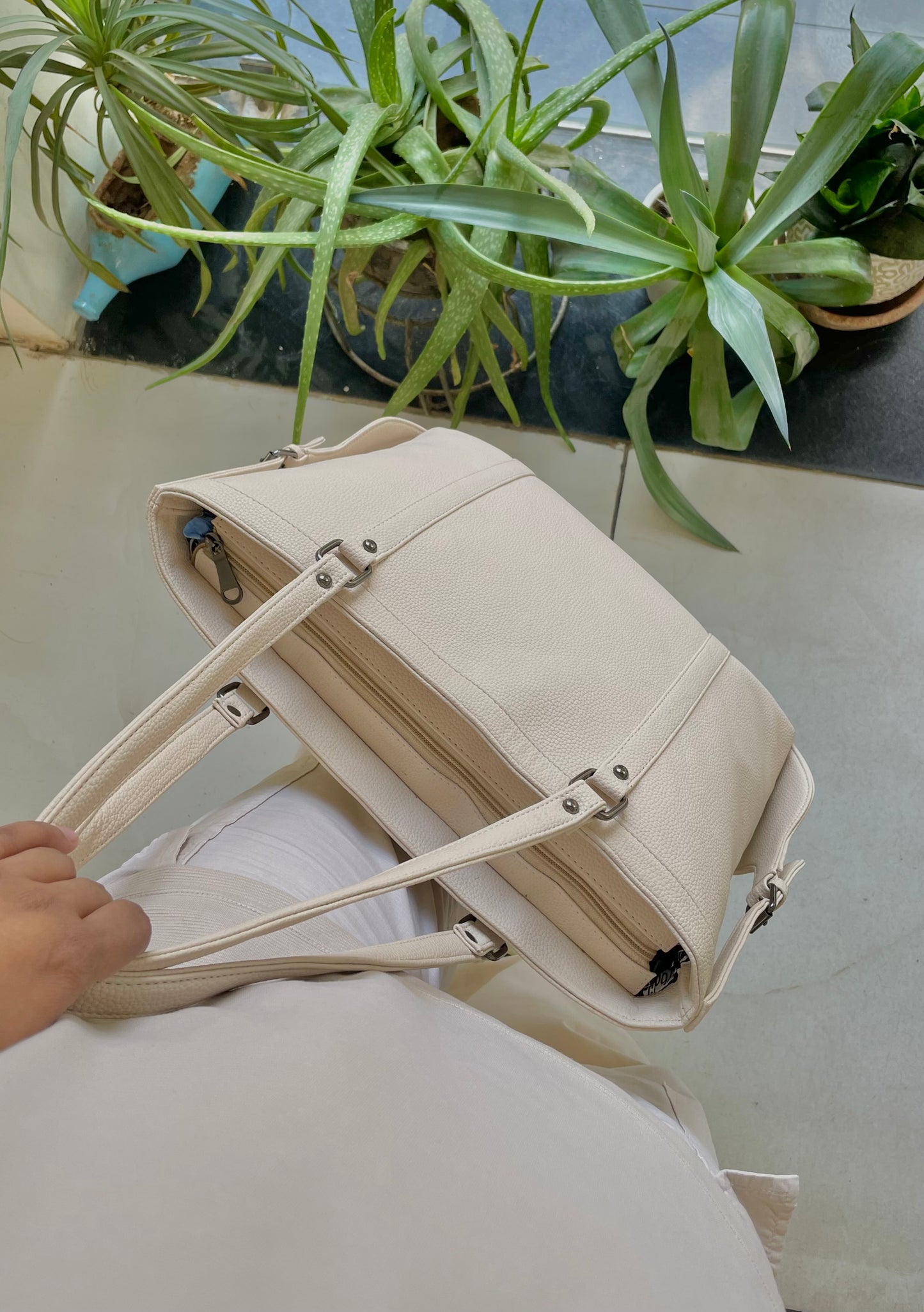 Toting Tote (Off White)